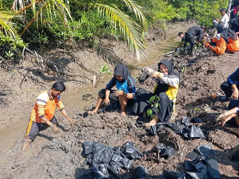 Edukasi Cocomesh bagi Komunitas Sekolah Peduli Mangrove
